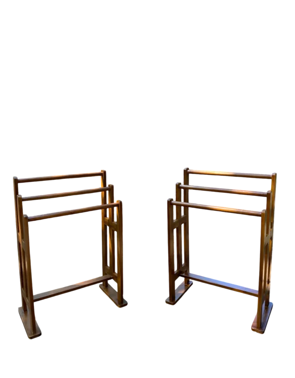 Hanger handuk kayu jati dengan desain minimalis, kokoh, dan fungsional untuk kamar mandi atau area laundry.
